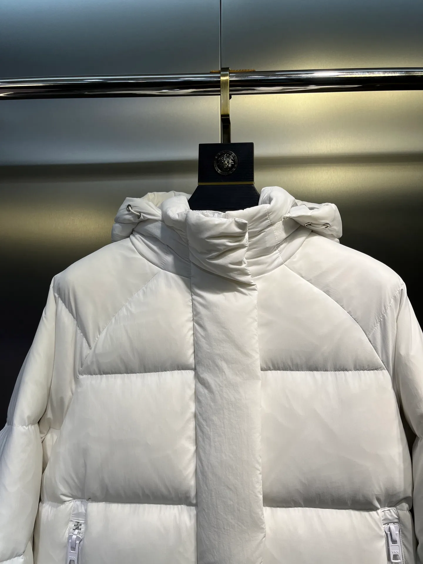 P740 Big Goose Capsule White Label Down Canada Goos* Canada Goose's new limited white label bread jacket, the same style for men and women, filled with 625 fill power white goose down, and the fabric has a satin feel. Suitable for wearing in spring and autumn in various cities, this model has a stand-up collar design, classic and versatile, and has good thermal insulation effect! Fabric + Features: ✅Fabric: 85% polyester, 15% cotton, windproof and waterproof ✅Lining: 100% polyester, windproof and waterproof ✅Filling: 80% pure white duck down, 20% pure white feathers ✅Fillness: 625 ✅Care instructions: Dry cleaning ✅Zipper: Genuine YKK two-way entrance zipper ✅TEI Temperature Feeling Index 1: Lightweight minus 5 degrees to 5 degrees Technology: ✅The fabric is made of CORDURA polyamide fabric, which is a new functional fabric and a leading technological product. The durability is 2 times higher than ordinary nylon fabric. Wear resistance, strong tear resistance, good hand feel and good color. ✅The liner is filled with imported 625 fill power 90 white duck down, the liner is reinforced with anti-runaway velvet liner, and the fly on the front center fly is designed with snap buttons to prevent ventilation and rain. Whether it is hiking, urban walking or polar exploration, this model can help you find the Cana that suits your body, activities and lifestyle. Color: pink, blue, black, white Size: xs-l